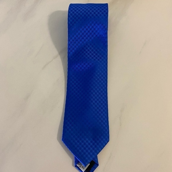 Geoffrey Beene 100% silk necktie - Picture 1 of 3